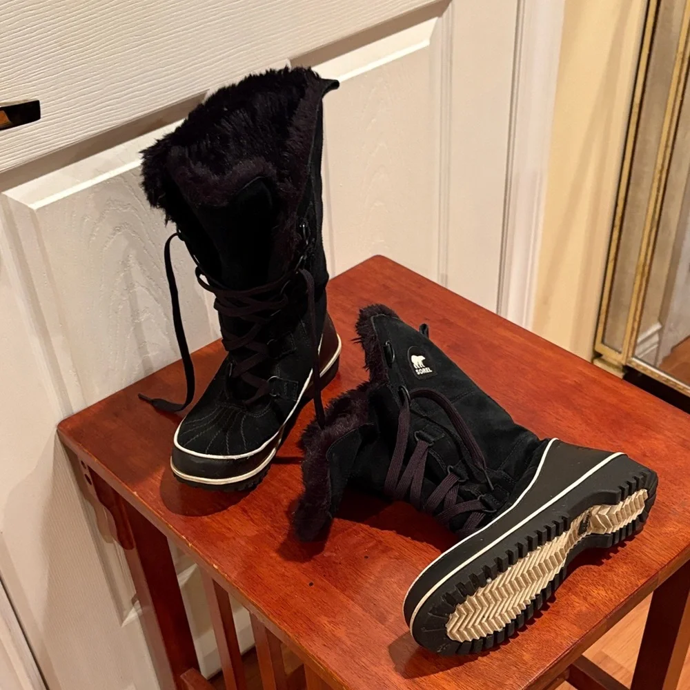 Sorel Women's Black Winter Boots with White Trim - Picture 6 of 7